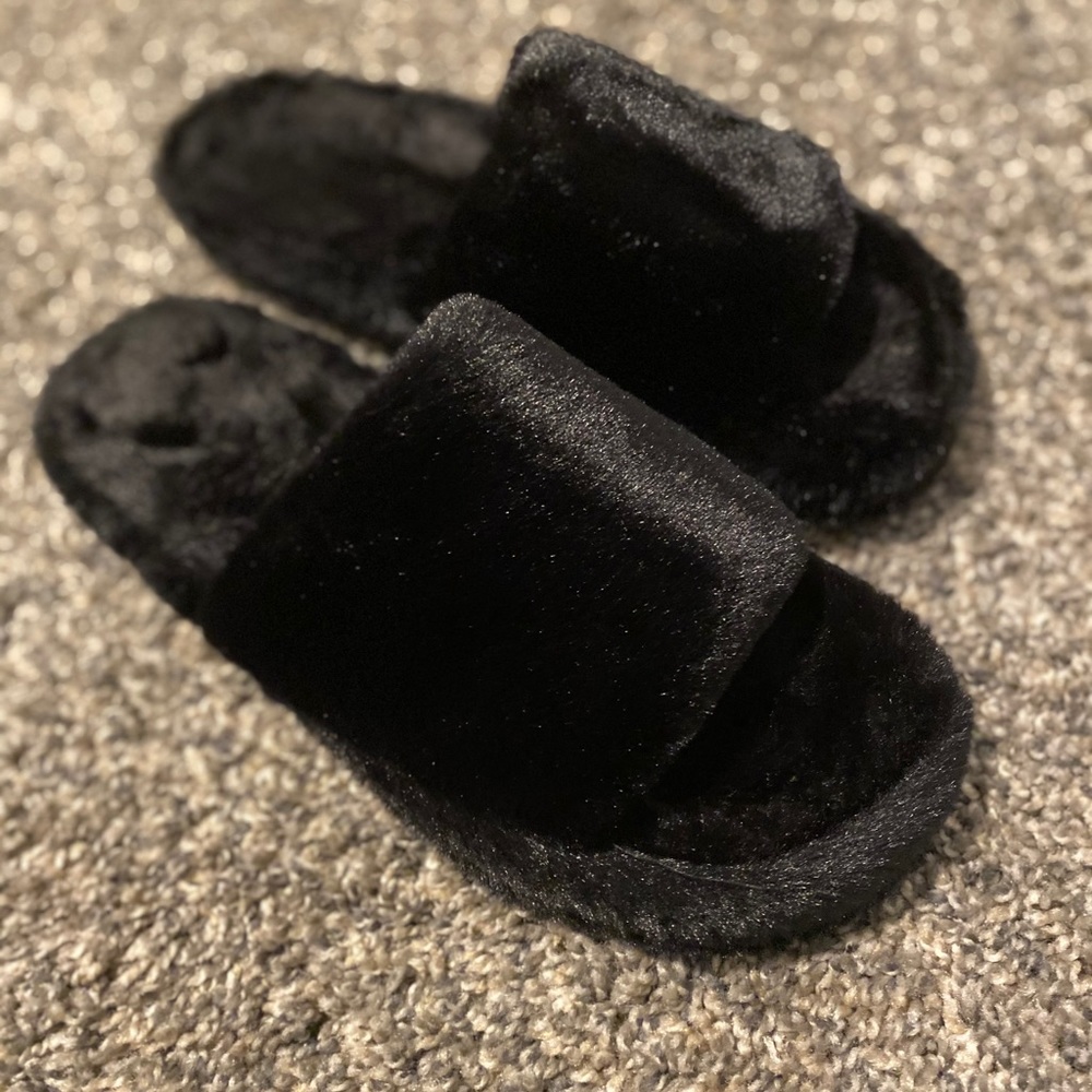 Black furry slides (NEW)